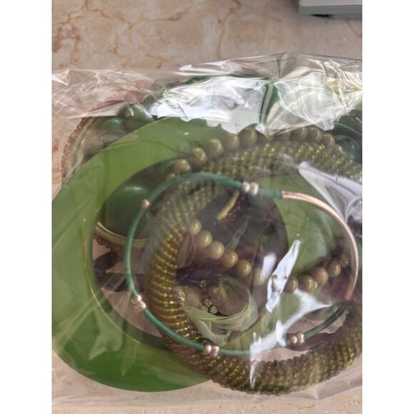 Mixed Green Jewelry Lot: Beaded Necklaces Bracelets Bangles & Accessories - Picture 6 of 9